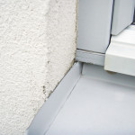 Felmonterade fönsterbleck på enstegstätade fasader