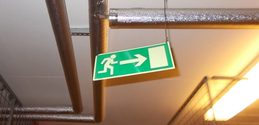 Hållbarhet är ett område som i dag genomsyrar stora delar av bygg­branschen i alla dess skeden. De senaste åren har flera initiativ tagits inom branschen för att minska utsläppen av koldioxid och se över möjligheterna till att kunna nyttja återbruk. Även inom brandskydds­projektering utmärks synen på hållbar aspekt och vi bygger bland annat flexibla och robusta byggnader för att begränsa bränder och i sam­band med det minska utsläppen både vid ett brandförlopp och vid återuppbyggandet.