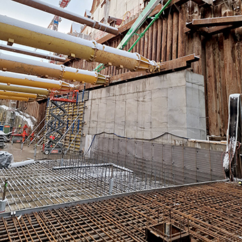 Det är förhindrade volymändringar av temperatur- och fuktförhållanden under bindemedlets hydratationsfas som framkallar egenspänningar och alltför ofta ogynn­sam sprickbildning i betongen under tidiga skeden efter gjutningen. Ska man vidta lämpliga åtgärder mot sprickbildningen måste egenspänningarna beräknas på rätt sätt och hållas i schack.