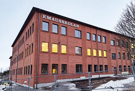 Emausskolans tillbyggnad i Västerås markerar en trend mot träkon­struktioner och miljömedvetenhet i byggprojekt. Genom ett gediget samarbete har projektet framhävt användningen av KL-trä och åter­brukat material för att skapa en miljövänlig och akustiskt optimerad skolmiljö.