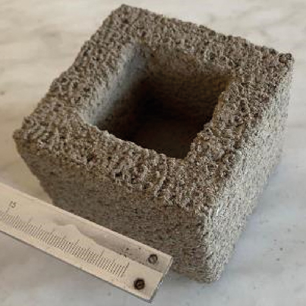 3D-betongutskrift (3DCP) har uppstått som en innovativ teknik som syftar till att minska miljöpåverkan genom att eliminera behovet av formarbete och möjliggöra placering av material endast där det behövs.