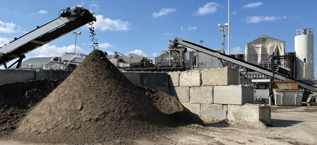 Som ett led i strävan mot ett mer hållbart utnyttjande av naturresurser har det påvisats, till exempel i EU-projektet RE4 (www.re4.eu), att det går att få till gjutbar betong som uppfyller ställda krav när en del av ballasten utgörs av återvunna material.