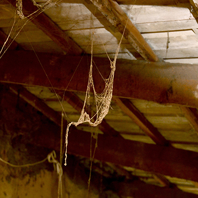 Kallvindar har alltid fungerat som en buffert mellan husets varma inomhusmiljö och den kalla uteluften. Förr kunde det fungera bra genom att uppvärmningen skedde med ved eller olja. Spillvärmen från skorstensmuren värmde upp vinden samtidigt som viss värme kom igenom vindsbjälklagets lättare isolering.