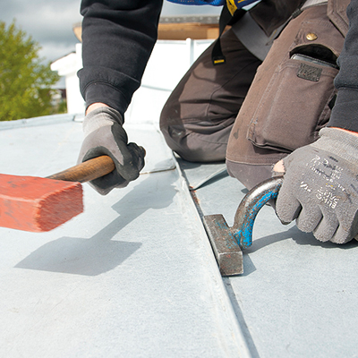 Sedan starten för åtta år sedan, har Trygg Plåt utvecklats till en väletablerad kvalitetsstämpel som är efterfrågad hos flera större beställare i samhällsbyggarsektorn. För att auktorisationen även fortsatt ska vara relevant och bli ännu lite vassare, så har förbundet dragit i gång en ordentlig översyn över systemet, med syfte att under 2025 genomföra ”Trygg Plåt 2.0”.