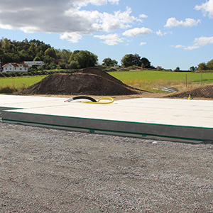 Det finns ett behov och engagemang hos industrier i att minska CO2 utsläpp vid uppförande av nya grunder för trähus. Trä är ett förhållandevis lätt byggmaterial och grunden i trähusen är ofta överdimensionerad för den lätta överbyggnaden. Då grundens konstruktionsmaterial inte nyttjas till fullo finns det utrymme att minska materialåtgång eller använda material med andra tekniska egenskaper och lägre klimatpåverkan och på så sätt sänka klimatavtryck från grundläggningen.