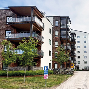 I takt med att Europeiska unionen höjer sina ambitioner för att minska klimatpåverkan från bygg- och fastighetssektorn, hamnar valet av byggmaterial alltmer i fokus. Trä har seglat upp som ett lovande alternativ. Enligt flera studier, däribland rapporter från IPCC [1], kan trä inte bara bidra till att minska utsläppen av växthusgaser utan också lagra kol under hela byggnadens livslängd.