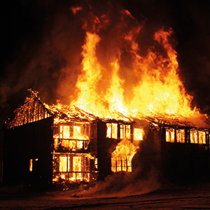 När ett radhus brinner sprider sig branden ofta från det brinnande radhuset över hela radhuslängan med en totalskada av hela radhus­längan som följd. Se figur 1.
Man kan därför med fog fråga sig om detta beror på att gällande regelverk BBR och EKS är för ”snälla”, att reglerna tolkas fel eller att det brister i utförandet.