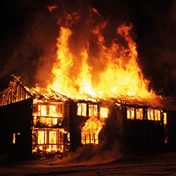 När ett radhus brinner sprider sig branden ofta från det brinnande radhuset över hela radhuslängan med en totalskada av hela radhus­längan som följd. Se figur 1.