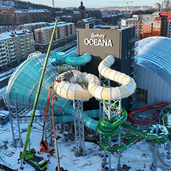 Lagom till att Statens Haverikommission, ett år efter branden publi­cerade sin slutrapport om Oceana Vattenvärld på Liseberg, så upp­repade historien sig igen i en annan del av världen.