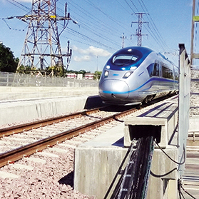 Övergångszoner mellan ballasterat spår och styva konstruktioner såsom broar är en av järnvägens största underhållsutmaningar. I ett genomfört forskningsprojekt vid KTH har Alireza Ahmadi i sin dok­torsavhandling tagit fram en avancerad 3D-modell som visar hur sättningar och stötbelastningar uppstår och hur de kan förutses och förebyggas redan i projekterings- och designskedet.