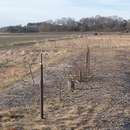 I över 60 år har Statens geotekniska institut (SGI) och andra organisationer utfört geotekniska undersökningar vid provfältet Skå-Edeby, knappt 20 km väster om Stockholm. På 1950-talet utreddes möjligheten att på platsen bygga en ny flygplats.