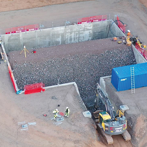 En fyra meter hög testdamm byggdes 2019 vid Vattenfallslaboratoriet i Älvkarleby för att under verkliga förhållanden studera inre erosion och möjligheten att detektera inbyggda defekter med geofysiska metoder. Under fem års drift har dammen gett unik kunskap om fyllningsdammars beteende, materialegenskaper och hur olika mätme­toder fungerar och kompletterar varandra.