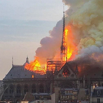 Den 7 december 2024 ringde klockorna på nytt i Notre Dame! Den 15 april 2019 klockan 18:20 startade den förödande branden. Takkonstruktionen i trä från början av 1200-talet och den nästan 100 meter höga träspiran från 1800-talets mitt förstördes.