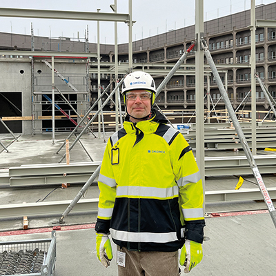 Monterar stomme som ska kunna återbrukas