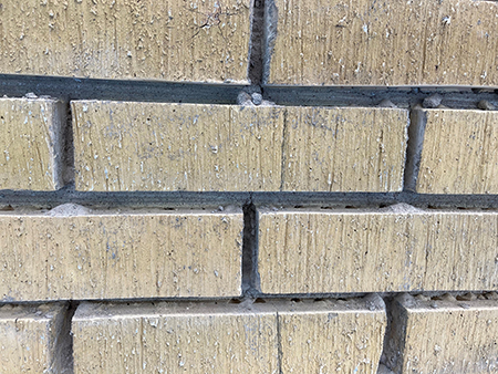 Forskning vid LTH Konstruktionsteknik visar att omfogning av tegel­fasader leder till minskad mängd regngenomslag. Åtgärden kan därför bidra till att lösa problem med fuktiga ytterväggar.